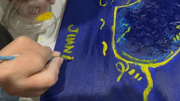 Junachiz firmando Pintura al oleo mamá cerdito y bebé cerdito en fondo azul