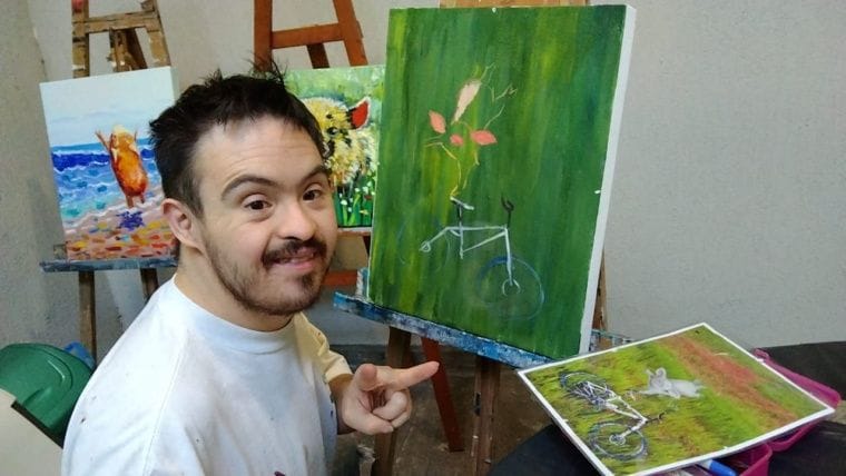 Juanchiz pintando obra "libertad ii"