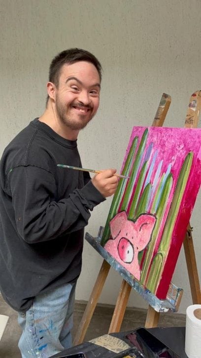 Juanchiz sonriendo y cerdito californiano